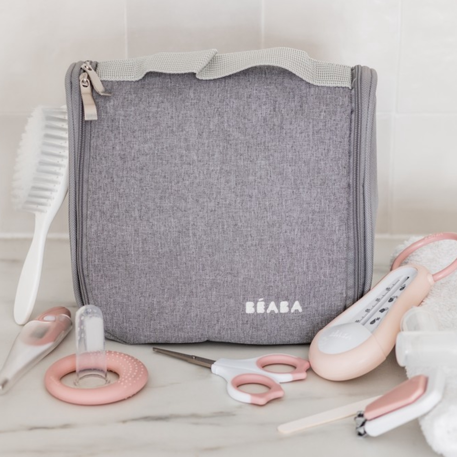 Косметичка Beaba з туалетними приладдями сірий/рожевий Косметичка Beaba з туалетними приладдями сірий/рожевий