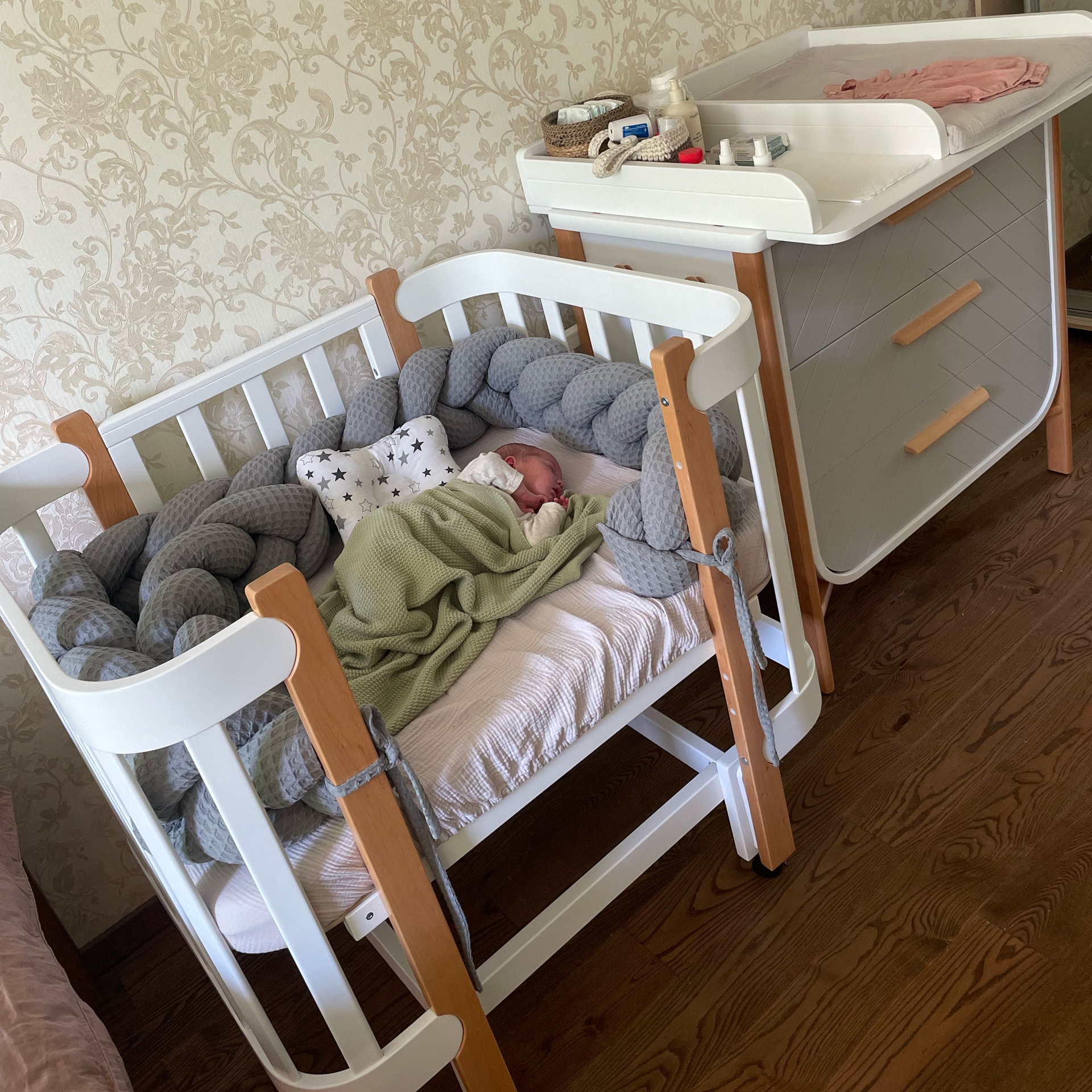 Ліжко Люлька та комод Класичний (сірий, дерево, білий)